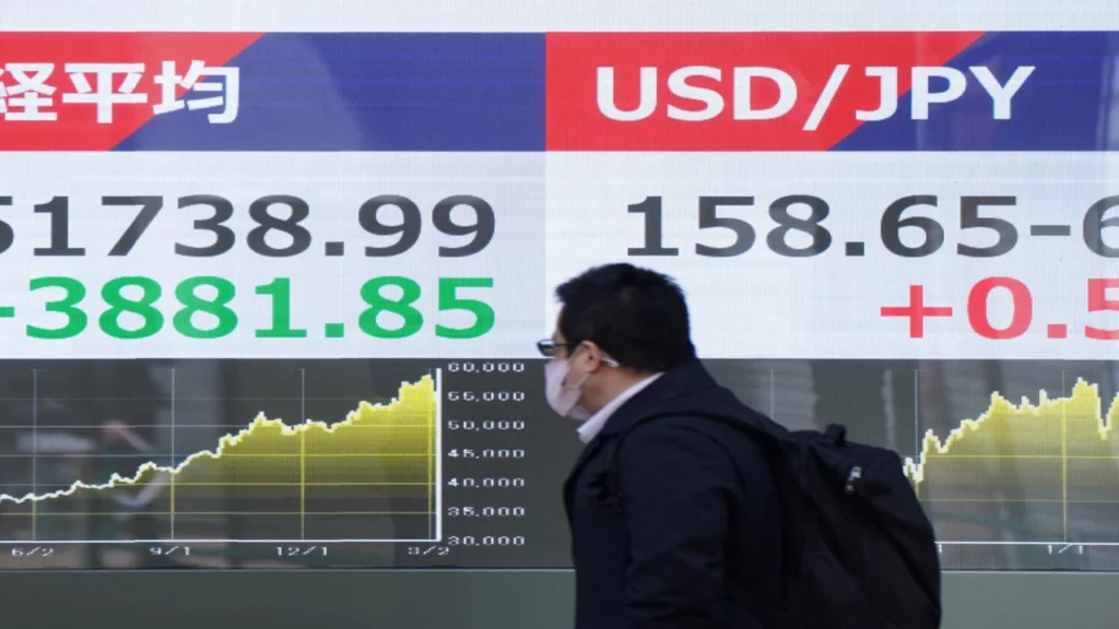 تأثير الحرب على إيران يدفع الدولار للصعود وسط تراجع أسعار الذهب عالميًا